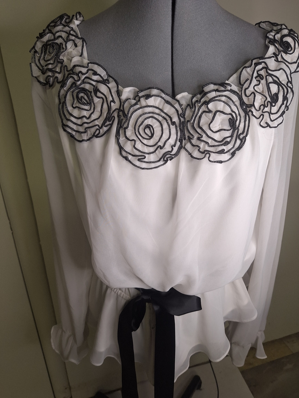 Liliana White Chiffon Top Off The Shoulder W/Black Outlined Rosetts Size XL - Picture 4 of 8